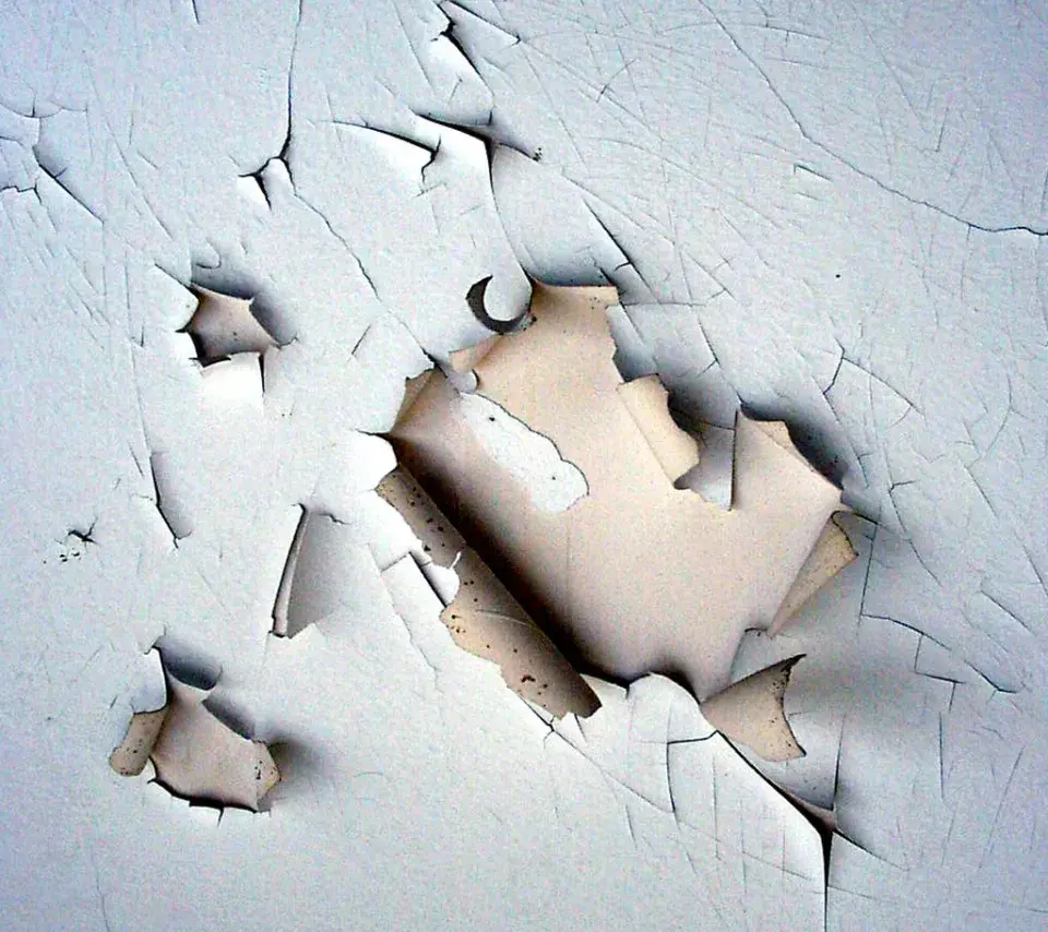 https://commons.wikimedia.org/wiki/File:Peinture_plomb_%C3%A9cailles_3.jpg?uselang=fr Peinture s'écaillant sur un mur, en gros plan