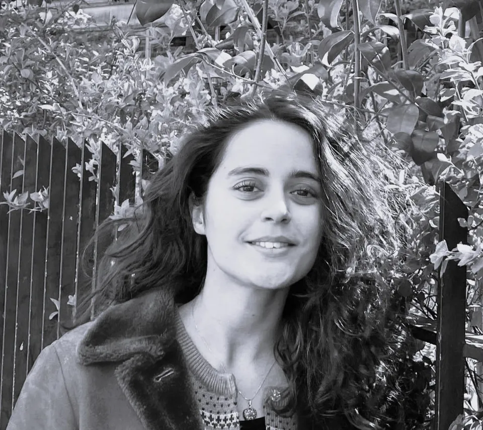 Portrait en noir et blanc de Lara Seradj