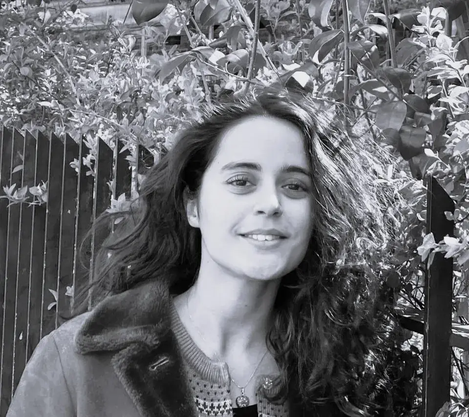 Portrait en noir et blanc de Lara Seradj