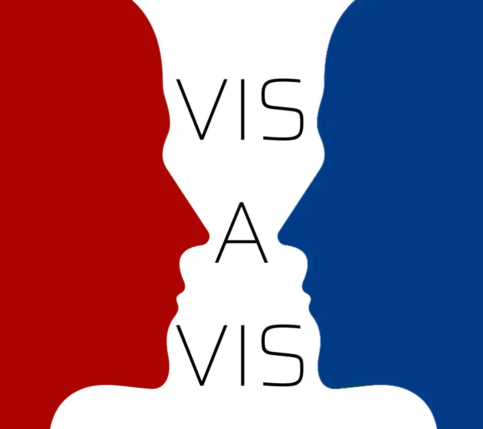 Logo du podcast de l'université de Columbia "Vis à Vis" représentant un visage rouge tourné vers un visage bleu